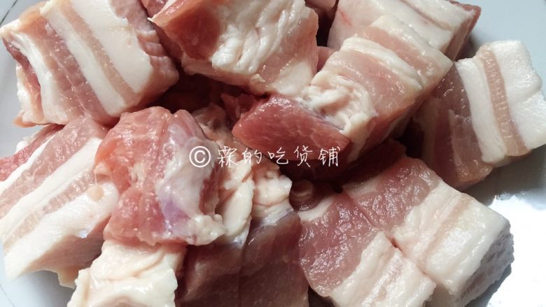 日式咖喱饭 家庭方便版,<a style='color:red;display:inline-block;' href='/shicai/ 428'>五花肉</a>切块(一定要选夹精夹肥的这种,肉块也切得稍微大一点)
