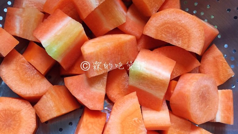 日式咖喱饭 家庭方便版,胡萝卜切块。