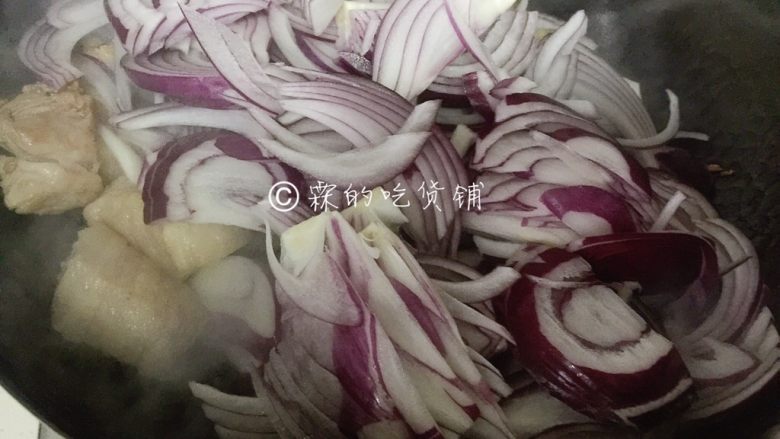 日式咖喱饭 家庭方便版,炒至五花肉的油渗出来了,把五花肉拨拉到一边,把洋葱倒入煸炒