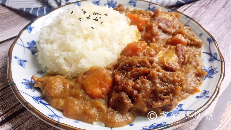 日式咖喱饭 家庭方便版,一直炖到洋葱都化了、土豆酥烂、汤汁变得浓稠(时间基本2小时左右),就可以了