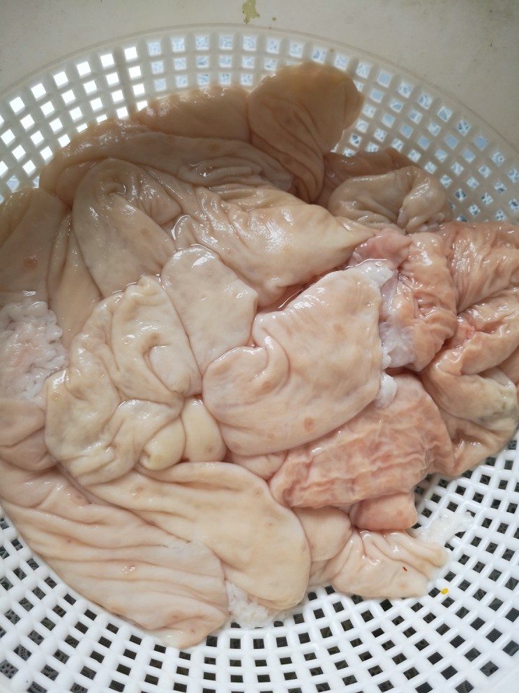猪大肠包糯米红枣,把大肠内的脂肪去除干净,过程1个小时