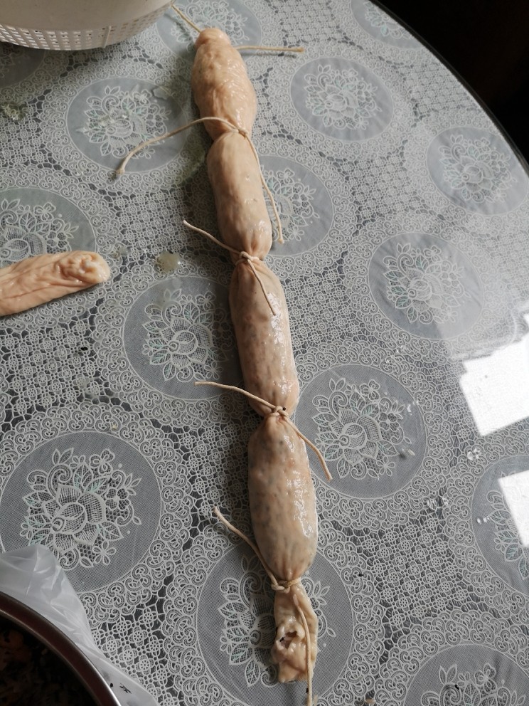猪大肠包糯米红枣,为了保持材料分布均匀,打多2个结