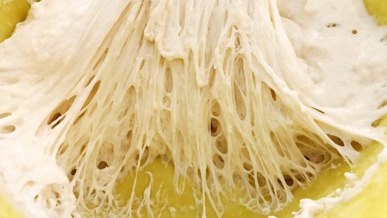 波兰种——香葱肉松手撕面包,波兰种材料混合均匀盖上保鲜膜放入冰箱冷藏发酵一晚,撕开里面全是密集的小孔即可