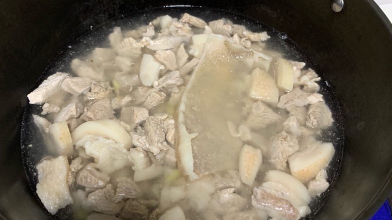 红烧肉,锅里倒入热水在煮一次捞出备用留肉汤
