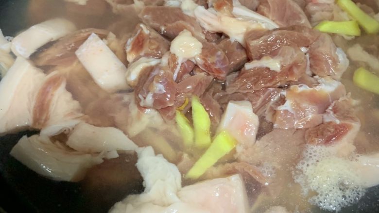 红烧肉,放姜片