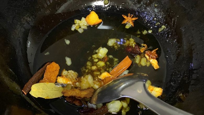 红烧肉,熬到冰糖融化 小火
