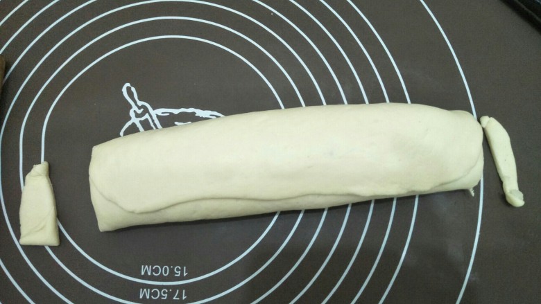 腊味糯米卷,封好口,切掉两边多余的面皮。