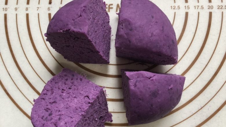香烤紫薯蜜豆饼,先分四份,再每一个分成三份