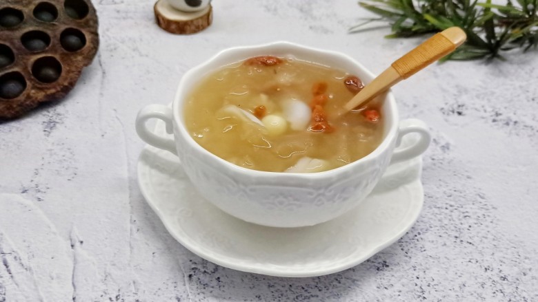 美容养颜的《莲子百合银耳羹》,既能润燥又能养颜!甜丝丝暖烘烘的!是秋冬糖水的不二之选!