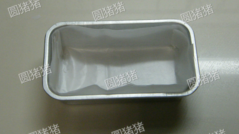 奶油蛋糕,低筋面粉+<a style='color:red;display:inline-block;' href='/shicai/ 702'>泡打粉</a>过筛备用,用在模具内铺垫好烘焙纸。