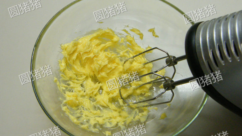 奶油蛋糕,室温软化黄油用电打低速打散。