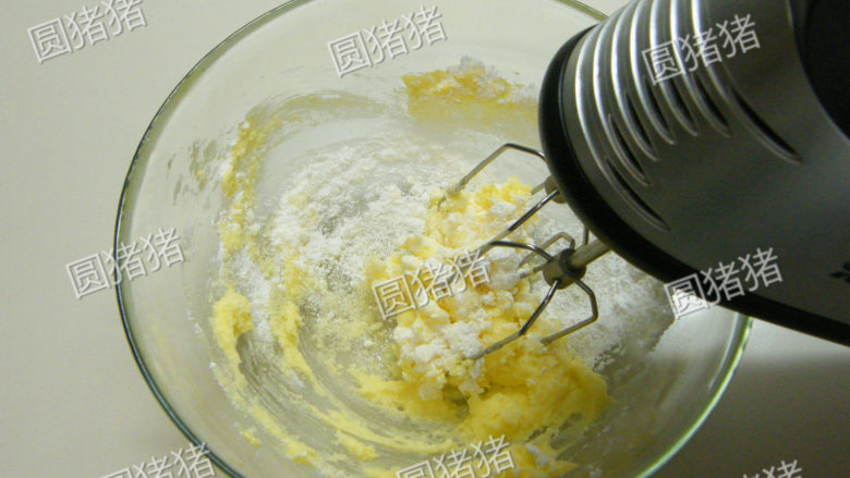 奶油蛋糕,加入细砂糖先手动将糖油拌匀,再用低速,转中速打至膨发。