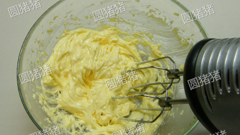 奶油蛋糕,搅拌好的状态成乳膏状。