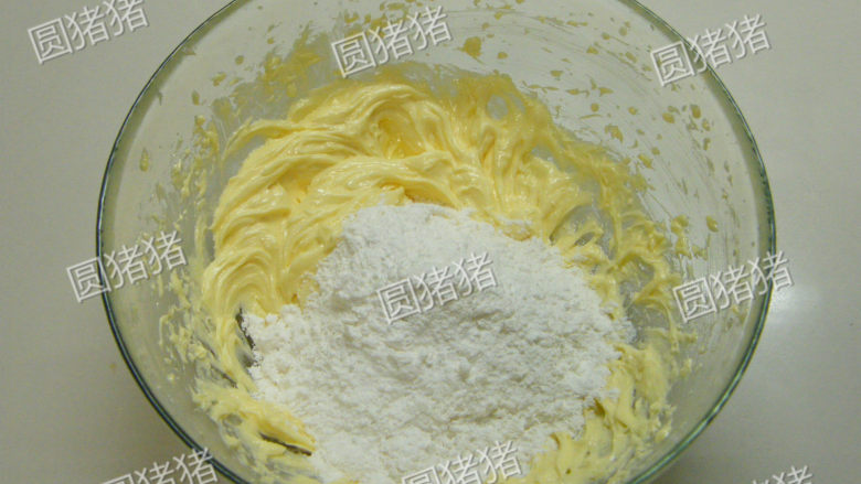 奶油蛋糕,加入过筛粉类用橡皮刮刀略拌匀。