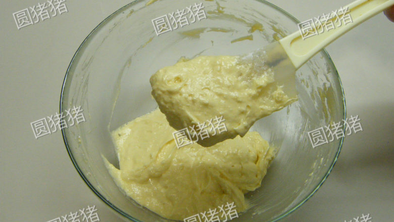 奶油蛋糕,用橡皮刮刀拌匀,拌好的状态。