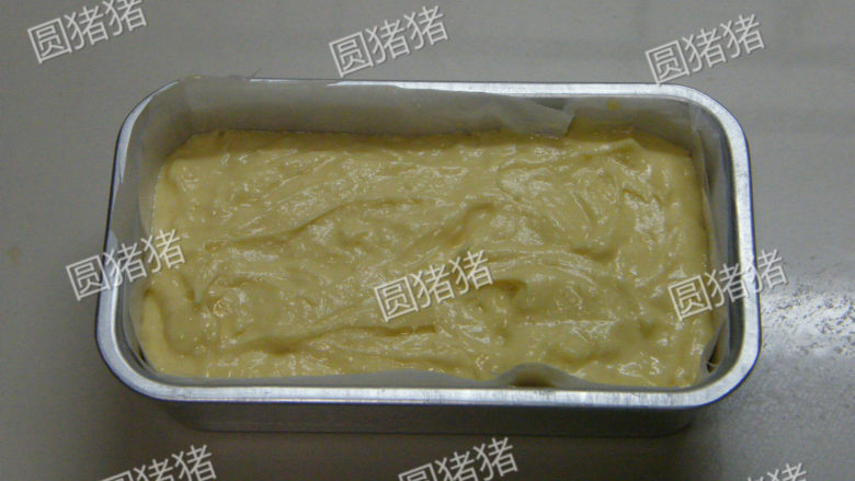 奶油蛋糕,将拌好的面糊装入模具内,8分满。