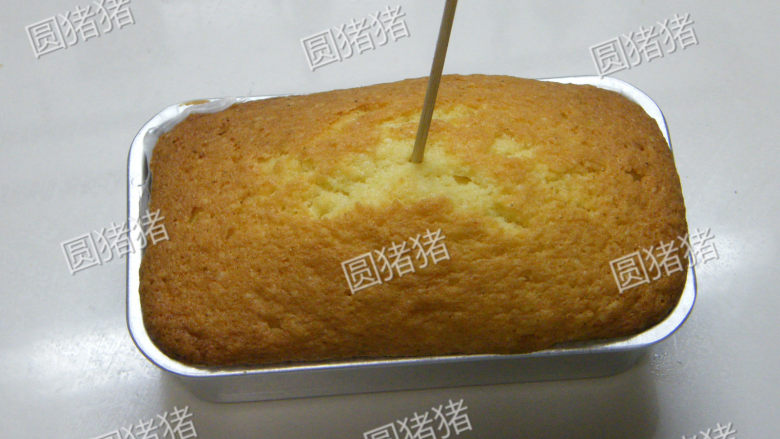 奶油蛋糕,烤箱170度预热,上下火,170度中层烤22-25分钟,烤好的蛋糕用竹签插入无粘黏即表示熟了。