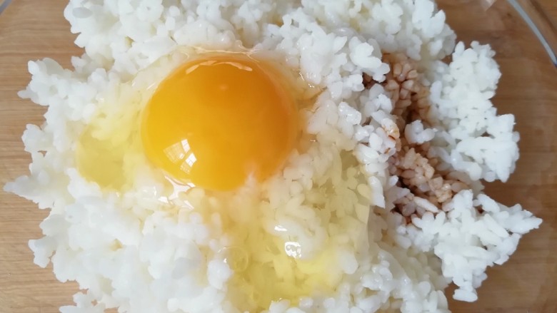 扬州炒饭,米饭里面打入一个鸡蛋,加入两勺<a style='color:red;display:inline-block;' href='/shicai/ 135354'>味极鲜酱油</a>和一勺熟油。