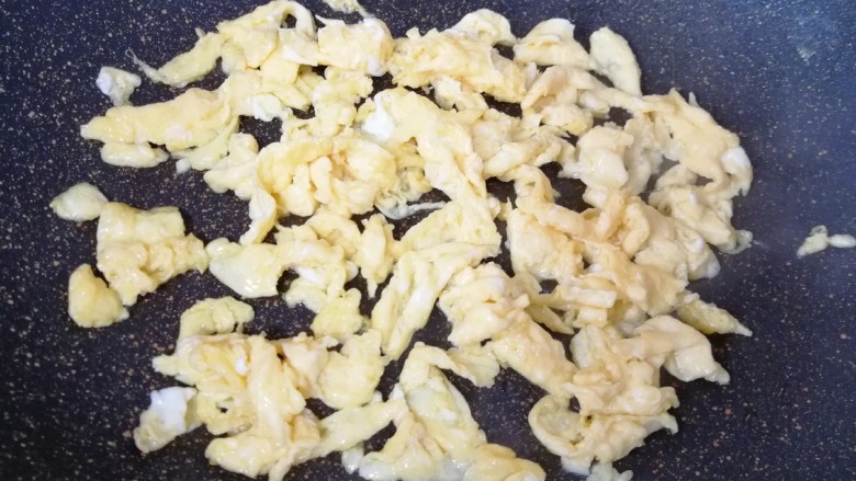 扬州炒饭,另一个鸡蛋打散,炒锅内倒适量的食用油烧热,下入蛋液快速划炒定型,盛出备用。