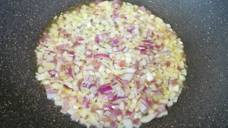 扬州炒饭,炒锅继续倒入适量的食用油烧热,下入洋葱炒香。