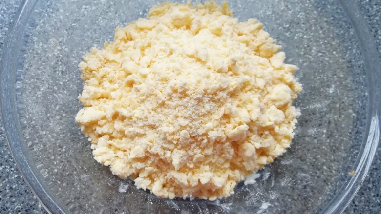 黄油果酱饼干,带上一次性手套,先将食材抓捏成酥粒状。