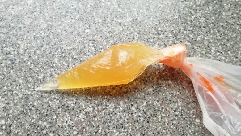 黄油果酱饼干,果酱装进裱花袋揉搓一下,将大粒的果肉揉开。