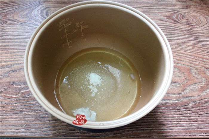 芝麻核桃酥,<a style='color:red;display:inline-block;' href='/shicai/ 406'>猪油</a>放入盆中加热融化,加入糖粉、盐;