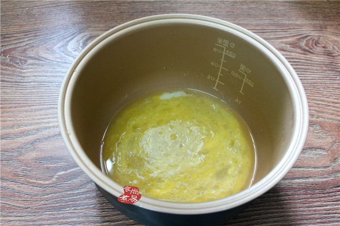 芝麻核桃酥,搅拌均匀蛋液;