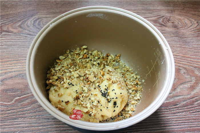 芝麻核桃酥,将核桃仁倒入盆里,加上少量的黑芝麻点缀一下;