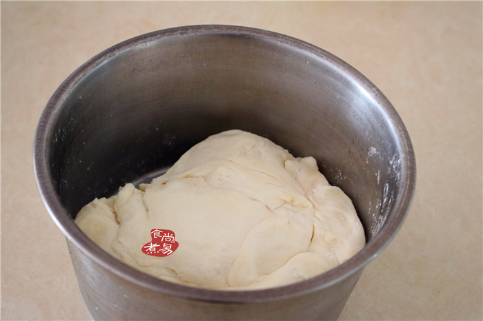 香葱煎肉饼,面粉用大盆盛起,加入2克盐、少量的食用油,然后慢慢加入温水,边加边搅拌,能揉成面团时就停止加水,再将湿面团倒出案板上,双手涂抹一点食用油或是在案板上撒点干面粉均可,将面团揉光滑,遮上保鲜膜,放在一旁静置片刻。