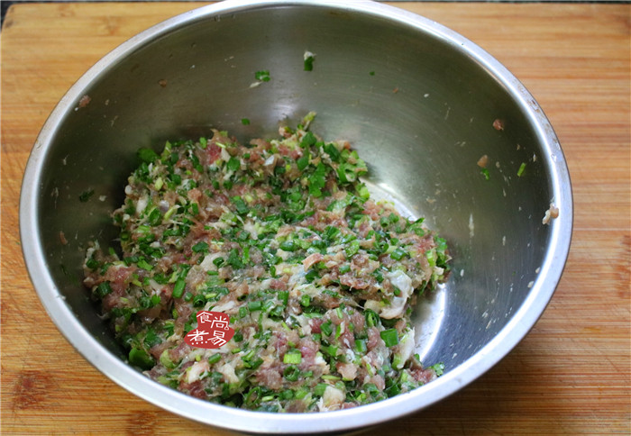 香葱煎肉饼,充分拌匀,馅料即成。