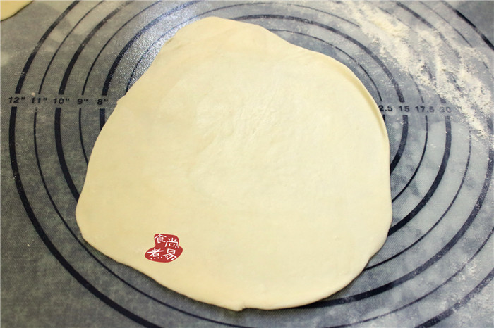 香葱煎肉饼,将面剂子擀薄,擀成和饺子皮差不多厚薄就可以了,尽量擀圆一点。