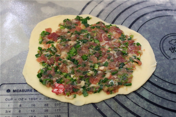 香葱煎肉饼,面皮上涂抹一层馅料,四边留一点空隙,等会捏起来容易黏合。
