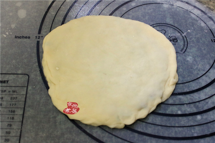香葱煎肉饼,再取一张面皮,盖住肉馅,四边捏紧,因为面皮拉力很好,可以用擀面杖轻轻压均匀馅料,随意拉扯整理形状也不会破皮。