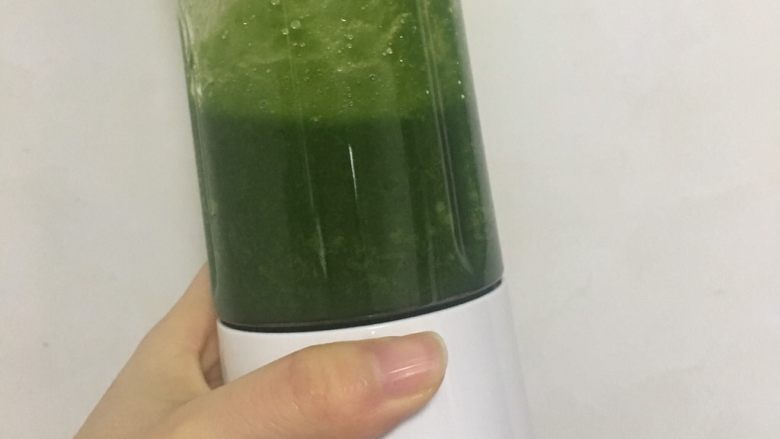 菠菜奶油意面,5️⃣ 榨汁机加水,菠菜打成汁。