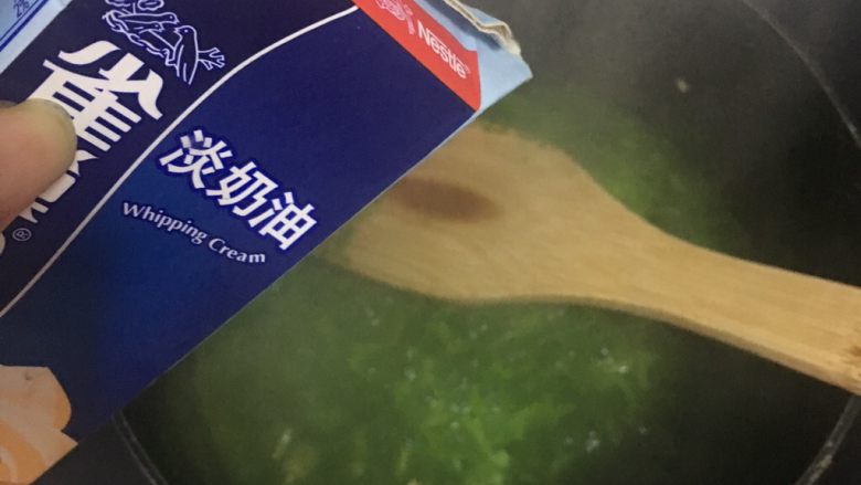 菠菜奶油意面,8️⃣ 加入适量淡奶油,煮至浓稠。