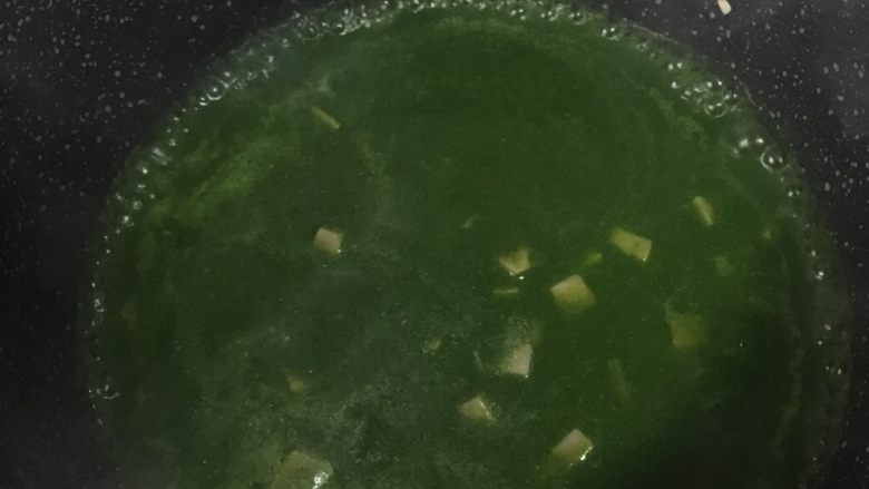 菠菜奶油意面,7️⃣ 倒入菠菜汁,大火煮沸。