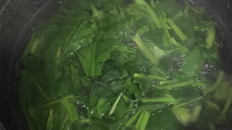 菠菜奶油意面,3️⃣ 放入沸水中悼1分钟,捞出,稍冷。