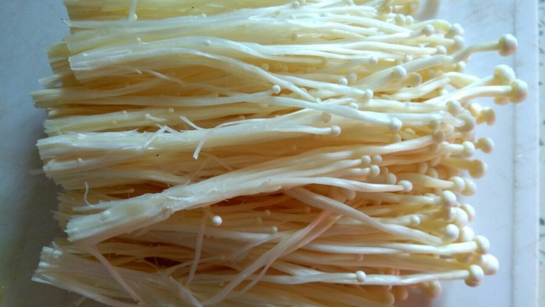 豆腐杂菇蔬菜汤,<a style='color:red;display:inline-block;' href='/shicai/ 234'>金针菇</a>去根,撕开,洗净