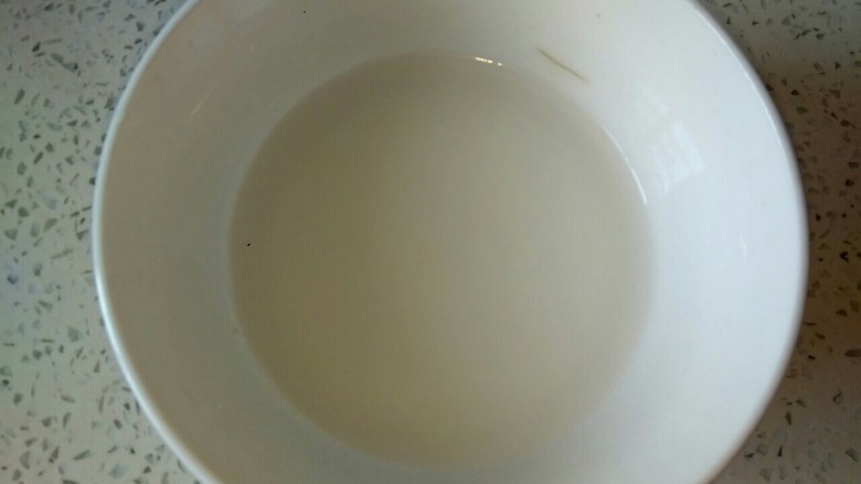 豆腐杂菇蔬菜汤,两勺淀粉,加入适量清水,调成淀粉汁