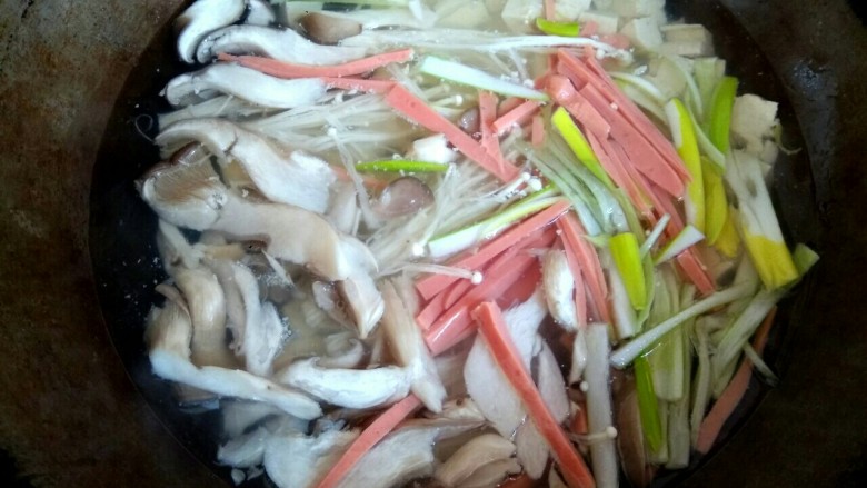 豆腐杂菇蔬菜汤,锅中放入适量清水,把鲜蘑,火腿丝,葱丝,金针菇放入锅中