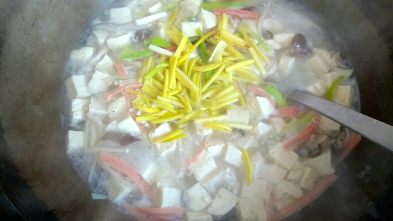 豆腐杂菇蔬菜汤,最后放入蒜黄,烧开