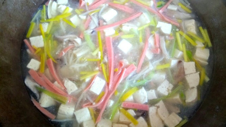 豆腐杂菇蔬菜汤,加入淀粉汁,搅拌均匀关火