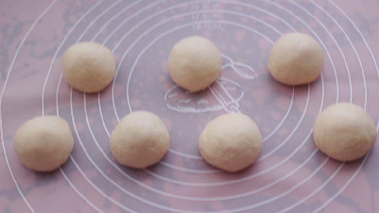 圣诞雪花豆沙包,把发酵好的面团排气揉匀后,把面团分成7等份。
