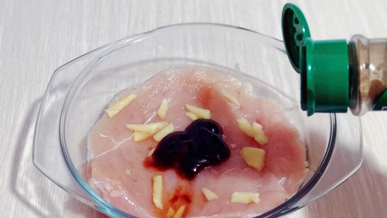 香酥黄金大鸡排～少油版,再加入<a style='color:red;display:inline-block;' href='/shicai/ 721'>蚝油</a>，加入<a style='color:red;display:inline-block;' href='/shicai/ 720'>胡椒粉</a>！