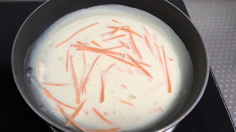 火腿鸡蛋早餐饼,将面糊倒入锅内,小火