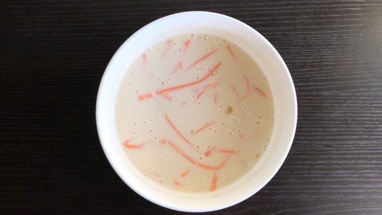 火腿鸡蛋早餐饼,加入温水,适量盐,以及一个鸡蛋清