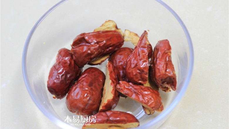 小米红枣粥,用剪刀把红枣从中间剪开,去掉枣核(饮用枣核熬煮的汤水容易使人上火,去枣核这一步对易上火体质的人群尤其重要)。