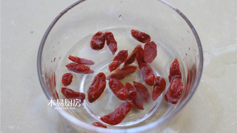 小米红枣粥,枸杞子用温水洗净,备用。