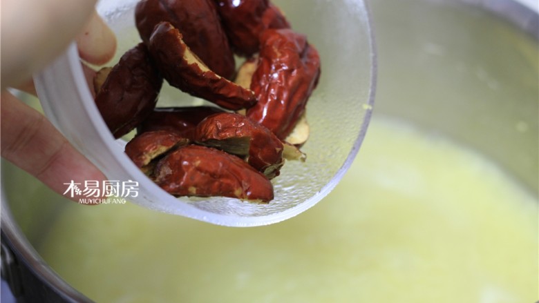 小米红枣粥,放入红枣,熬煮30分钟。